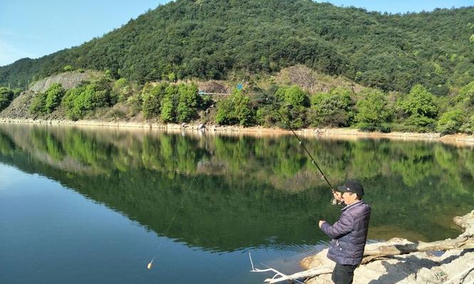 垂钓乐享晚年（70岁老人垂钓的注意事项与技巧）