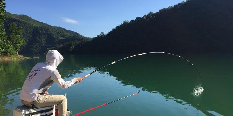 初冬河道钓鱼技巧（选好钓位，轻松钓获丰收）