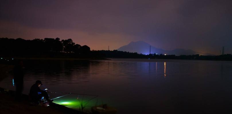 初冬流水河里夜钓钓鲤鱼技巧（钓鲤鱼技巧分享，让你在初冬河边垂钓乐无穷！）