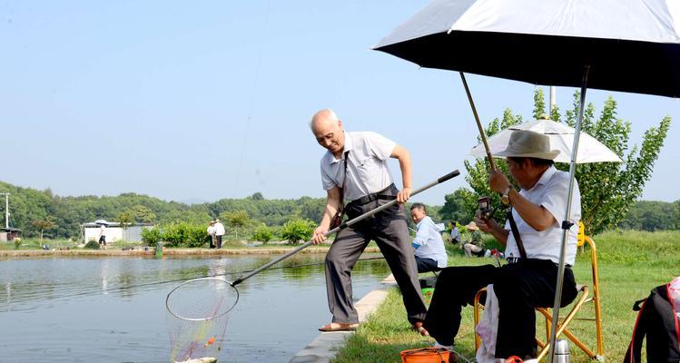 垂钓中抛竿姿势和压风线技巧解析（掌握正确姿势，轻松提高垂钓成功率）