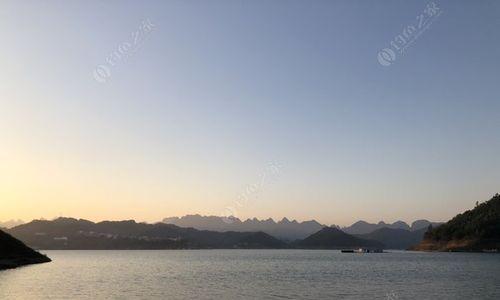 春季万峰湖钓鱼技巧（挑战春季湖钓，掌握万峰湖的钓鱼绝技）