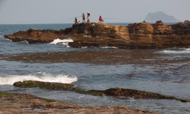 海上垂钓的技巧与方法（探索大海世界的秘密，钓鱼无限乐趣）