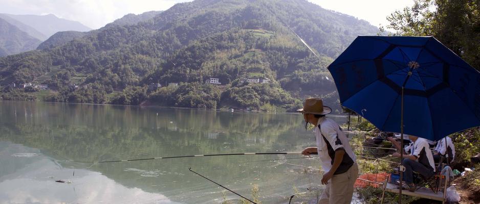 淡水河钓鱼技巧（掌握平原淡水河钓鱼的关键要素）