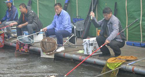 低密度黑坑钓鱼方法与技巧（探索深海鱼群的突破点）