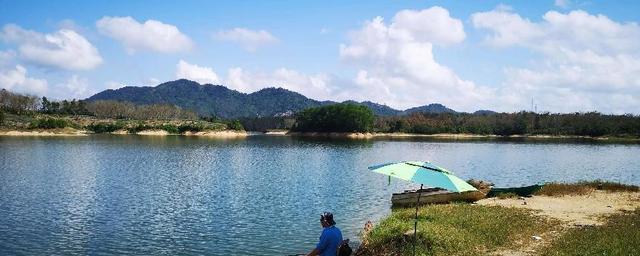 初夏钓鱼乐趣（探寻初夏钓鱼的技巧与方法）