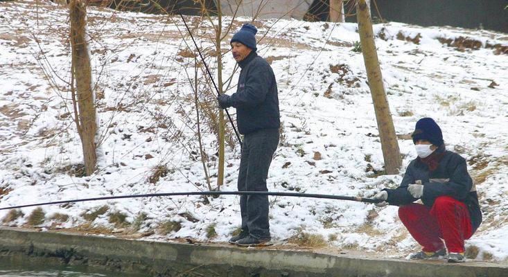 钓鱼大全（掌握钓鱼技巧，尽享野钓乐趣）