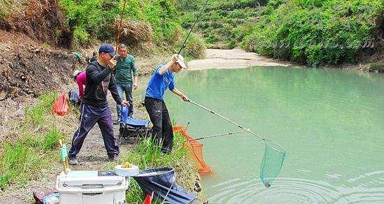 钓鱼老手的野钓技巧与准备（探秘钓鱼高手的心得与经验，助你成为野外钓鱼行家）