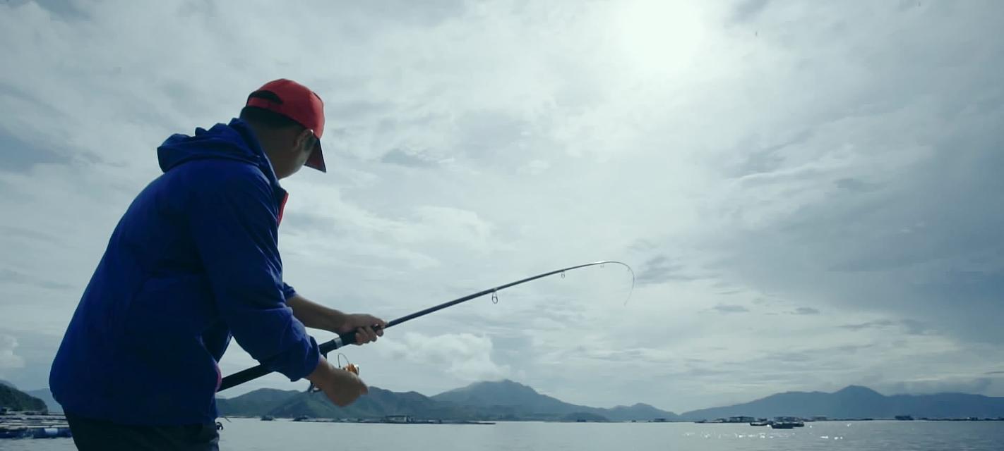 钓鱼漂浮技巧大揭秘（钓鱼漂浮水面的诀窍和技巧，助你大获成功）