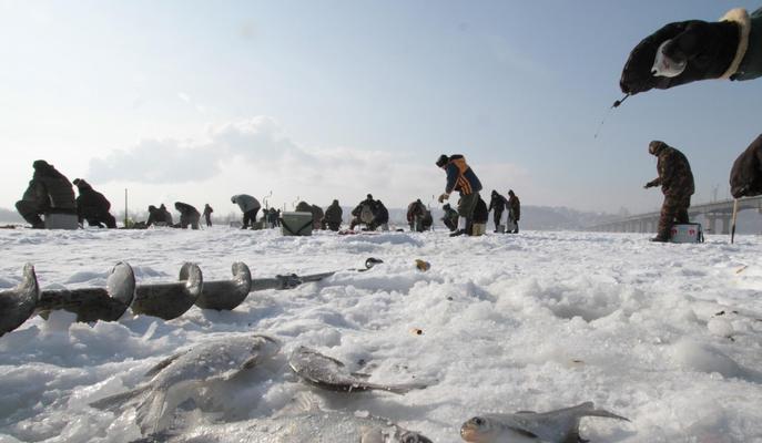 冬季河里长竿钓鱼技巧（冰天雪地钓鱼秘籍）