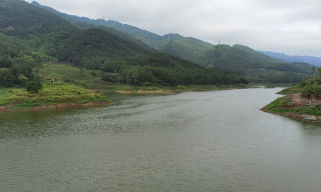 冬季山里水库钓鱼技巧（寒冷冬季如何在山里水库钓鱼）