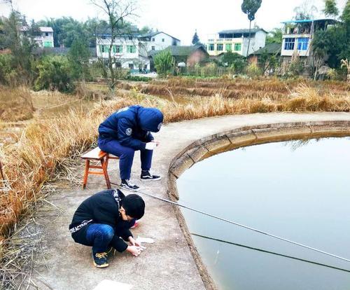 冬日流水钓鱼秘籍（寒冷季节流水河钓鱼的技巧和策略）