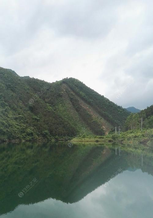 探秘陡坡水库钓鱼技巧（享受自然）