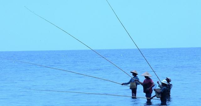 风浪中钓鱼技巧（应对风浪大水流急的钓鱼方法）