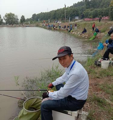 海边钓鱼收获技巧教程（捕获满载而归的鱼群）