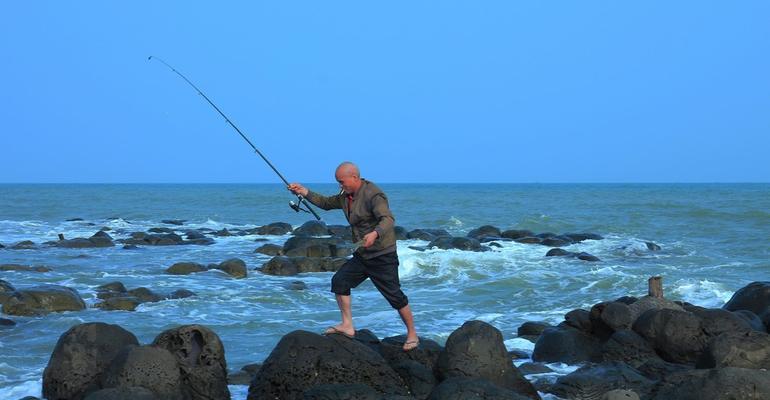 海边悬崖钓鱼技巧大揭秘（掌握关键技巧）