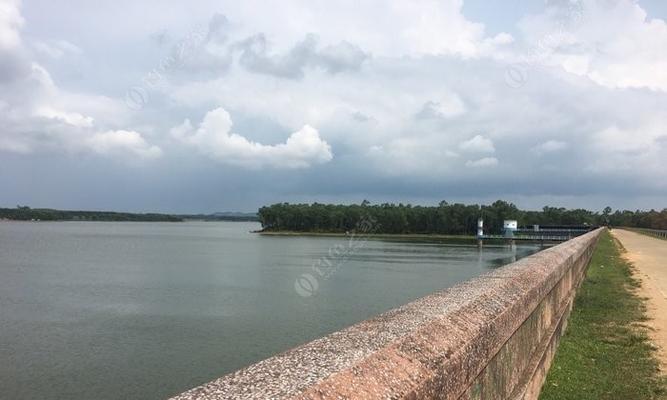 河流坝口钓鱼技巧与方法（探秘河流坝口钓鱼的秘密）