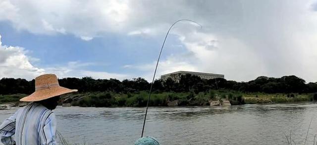 浅水钓鱼技巧——河流中的捕鱼宝典（钓鱼爱好者必备的河流浅水钓鱼技巧及经验分享）