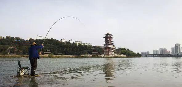 河水翻塘钓鱼技巧（掌握水流）