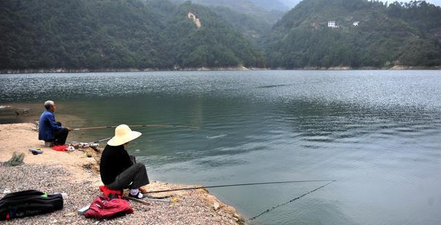 冬季活水河里钓鱼技巧（掌握蚯蚓钓鱼秘笈）