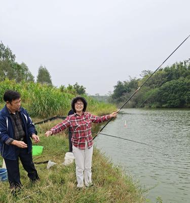 垂钓技巧（掌握杆坑空钩垂钓的关键技巧）