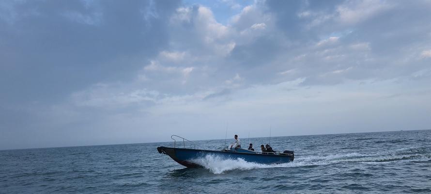 宁波出海钓鱼技巧教程（实用技巧助你成功捕获丰富的海鲜）