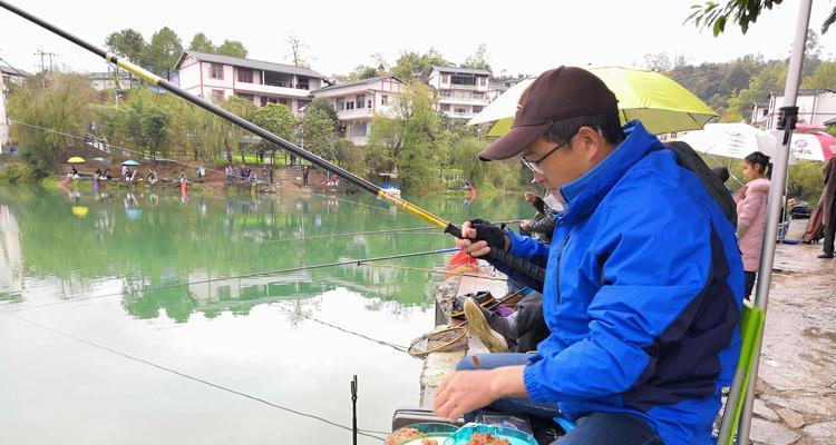 夏日30度钓鱼技巧与方法（挑选合适的鱼饵）