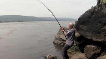 山河边钓鱼的技巧与方法（掌握山河边钓鱼的技巧）