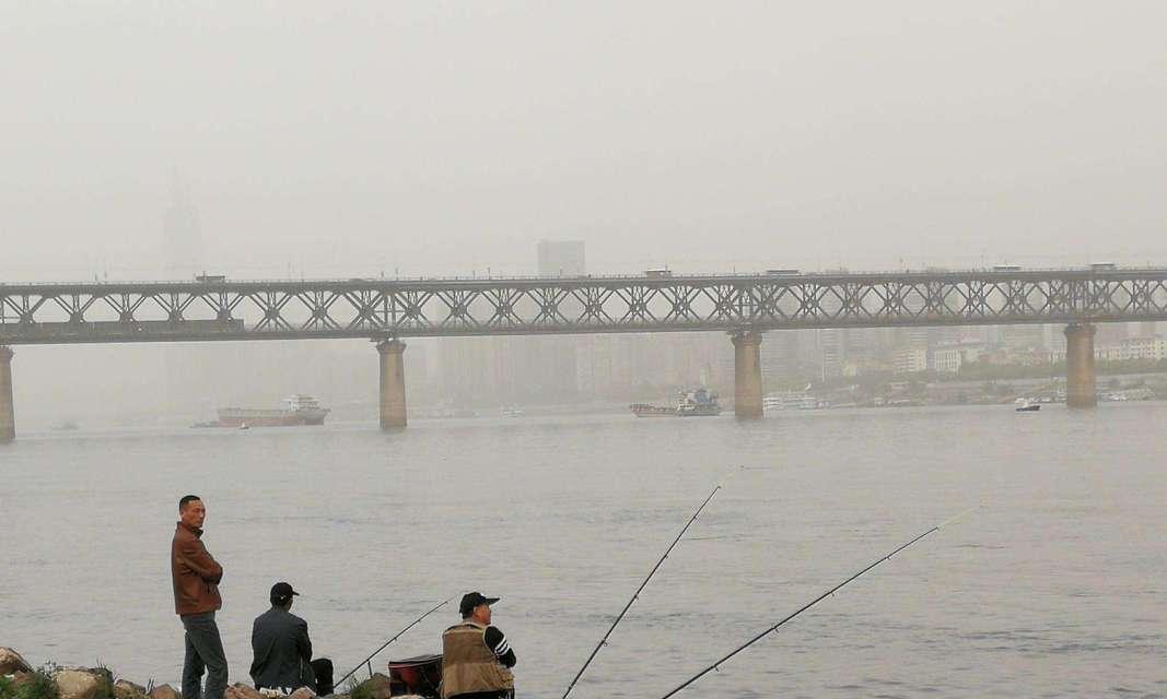 浅水流水钓鱼技巧（享受乐趣）