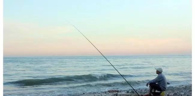 浅水淌水钓鱼技巧（轻松钓鱼）