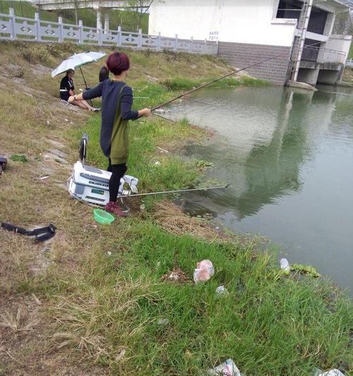 深冬桥墩野钓鲫鱼的选位技巧（寒冬垂钓）