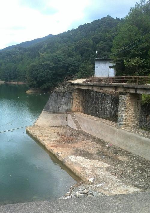 深秋水库阴天钓鱼的技巧（深秋水库阴天钓鱼的秘密武器和策略）