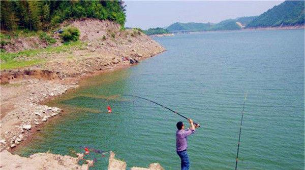 应对夏季高温，钓鱼技巧大揭秘（轻松应对高温）