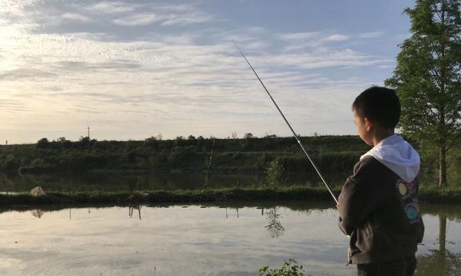 夏季河里钓鱼技巧（掌握夏季河里钓鱼的窍门）