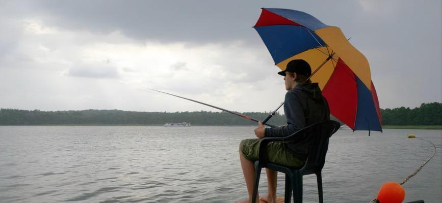 夏季晚上下雨钓鱼的方法与技巧（挑灯夜雨中的丰收之道）