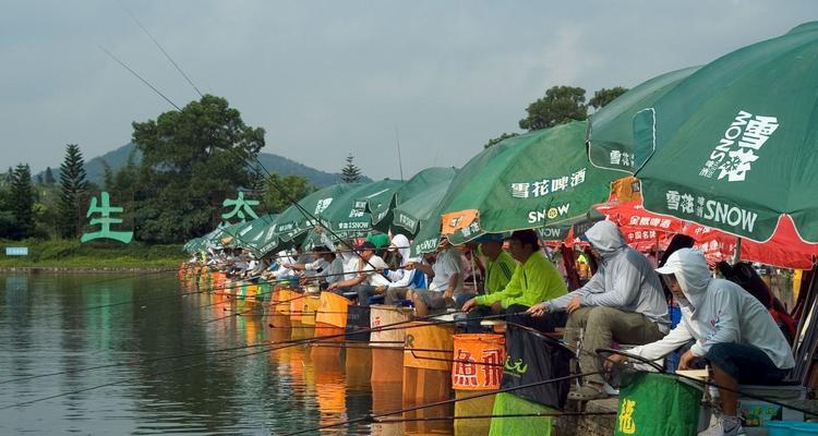 夏日水边钓鱼的技巧（享受阳光和温暖）