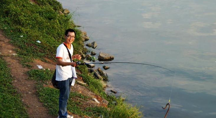 夏天早晨钓鱼的技巧与心得（享受清晨的钓鱼乐趣）