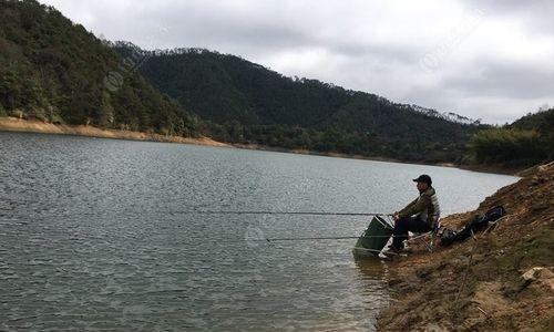 探寻野河钓鱼的绝佳钓点技巧（钓鱼高手必备的钓点指南）