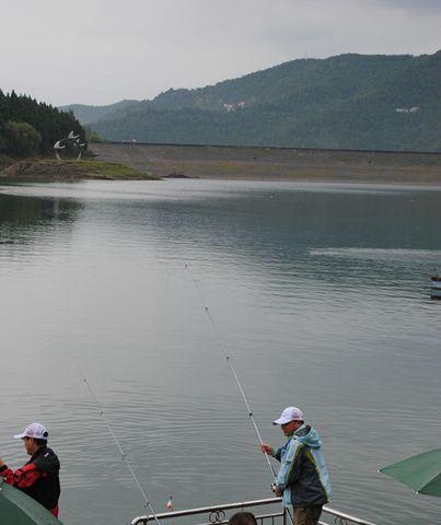 云州水库钓鱼技巧（享受轻松钓鱼乐趣）