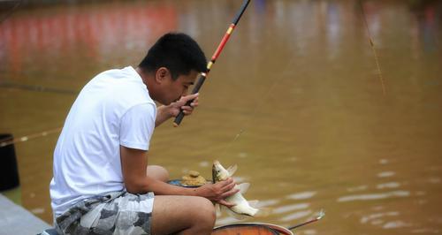 5月份阴雨天钓鱼技巧是什么？如何应对雨天钓鱼的挑战？